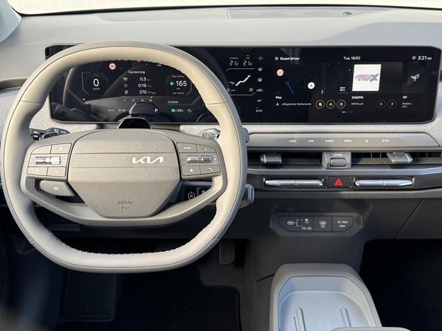 KIA EV3 Plus 58.3 kWh | Tijdelijk Kia inruilpremie ¤ 3000,- Bij Aanschaf | Parkeersensoren Voor + Achter | Camera | Adaptive Cruise | Keyless | DAB+ | Apple Carplay/ Android Auto