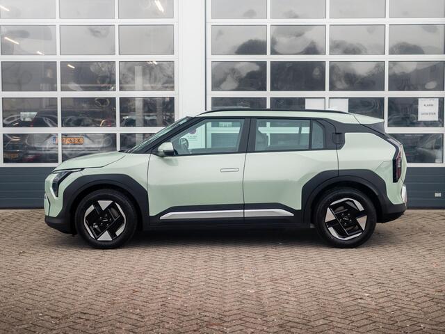 KIA EV3 Air 58.3 kWh | Uit voorraad leverbaar | Navi | 17" | Adapt. Cruise | Clima | PDC | Dakrails |