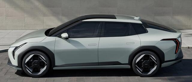 KIA EV4 Fastback Plus Advanced 81.4 kWh Glazen schuif-/kanteldak | Vegan lederen stoelbekleding | Elektrisch verstelbare bestuurdersstoel | Slimme automatische achterklep | Harman Kardon premium sound system |