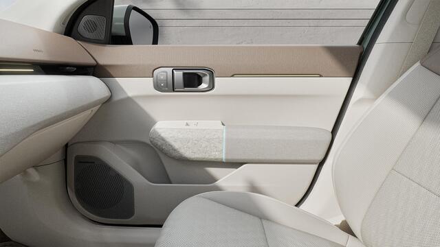 KIA EV4 Fastback Plus 81.4 kWh Voorbereid voor V2X | Dodehoekassistentie | Adaptieve cruise control | Stoel- en stuurwielverwarming | Achteruitrijcamera en parkeersensoren voor en achter | Navigatie |