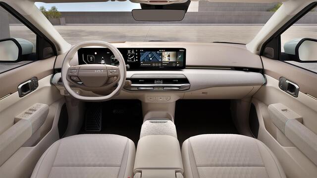 KIA EV4 Fastback Plus 81.4 kWh Voorbereid voor V2X | Dodehoekassistentie | Adaptieve cruise control | Stoel- en stuurwielverwarming | Achteruitrijcamera en parkeersensoren voor en achter | Navigatie |