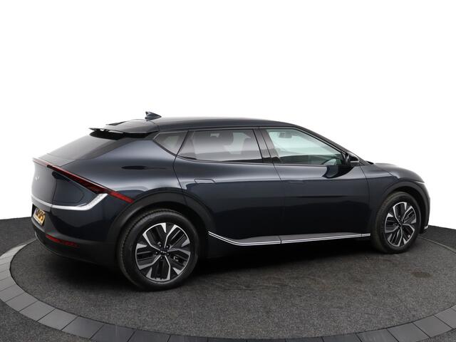 KIA EV6 Light Edition 58 kWh - SOH 98,9% - Stoel-/stuurverwarming - Cruise Control - Apple CarPlay/Android Auto - Navigatie - Fabrieksgarantie tot 08-2031