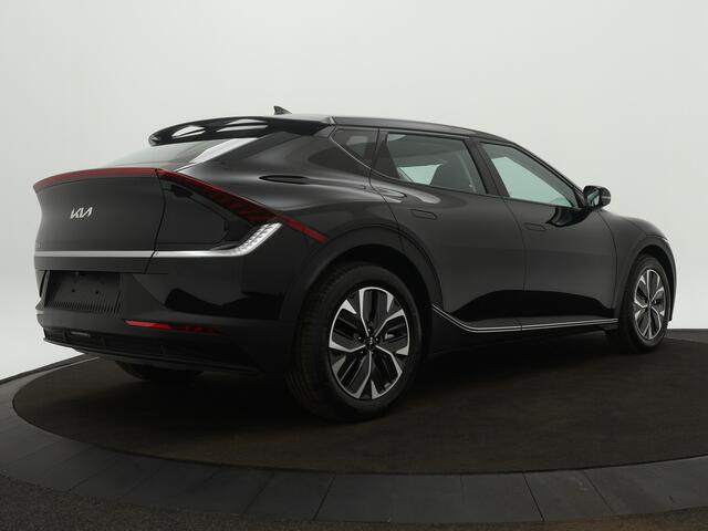 KIA EV6 Light 58 kWh - SOH 99% - Navigatie - Cruise Control - Apple CarPlay / Android Auto - Achteruitrijcamera - Parkeerhulp achter - Privacy Glass achter - Fabrieksgarantie tot 2031