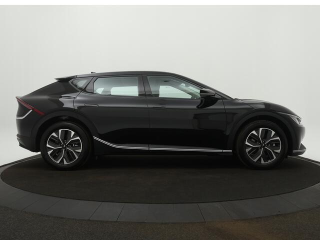 KIA EV6 Light 58 kWh - SOH 99% - Navigatie - Cruise Control - Apple CarPlay / Android Auto - Achteruitrijcamera - Parkeerhulp achter - Privacy Glass achter - Fabrieksgarantie tot 2031