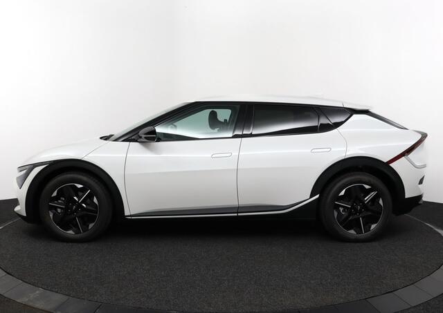 KIA EV6 Light Edition 63 kWh - Navigatie - Adaptive cruise control - Stoel/stuur verwarming - Apple Carplay/Android Auto - Climate Control - Achteruitrij camera - Fabrieksgarantie tot 04-2032