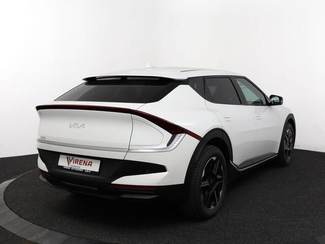 KIA EV6 Light Edition 63 kWh - Navigatie - Adaptive cruise control - Stoel/stuur verwarming - Apple Carplay/Android Auto - Climate Control - Achteruitrij camera - Fabrieksgarantie tot 04-2032