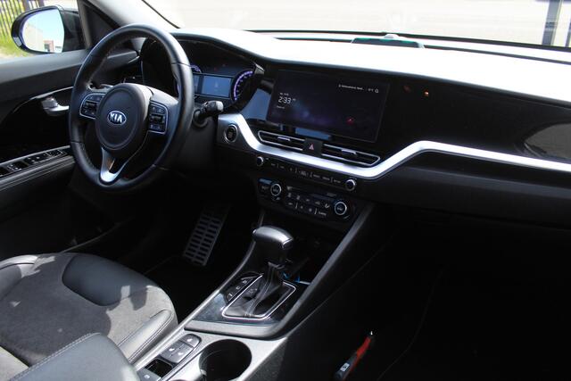 KIA Niro 1.6 GDi PHEV DynamicPlusLine AUTOMAAT/Navigatie/Climate control/Adaptive cruise control/Lane assist/Apple carplay/Achteruitrijcamera/Parkeersensoren rondom/Stoelverwarming/Stuurverwarming/Dodehoek detectie/Keyless/DAB/Bluetooth/VESS/Spraakbediening/16'' L