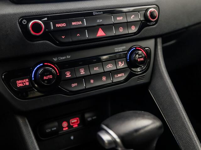 KIA Niro 1.6 GDi Hybrid Sport 142Pk Automaat (APPLE CARPLAY, NAVIGATIE, LEDEREN SPORTSTOELEN, STUUR/STOELVERWARMING, CAMERA, ADAPTIVE CRUISE, STOELKOELING, KEYLESS, TREKHAAK, NIEUWE APK, NIEUWSTAAT)