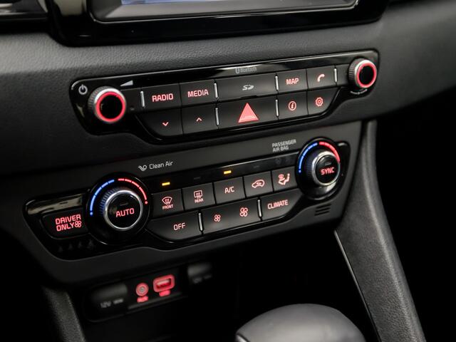 KIA Niro 1.6 GDi Hybrid Dynamic 142Pk Automaat (APPLE CARPLAY, NAVIGATIE, CAMERA, LEDER, CLIMATE, TREKHAAK, SPORTSTOELEN, PARKEERSENSOREN, CRUISE, LANE ASSIST, NIEUWE APK, NIEUWSTAAT)