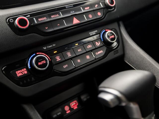 KIA Niro 1.6 GDi Hybrid Dynamic 142Pk Automaat (APPLE CARPLAY, NAVIGATIE, CAMERA, LEDER, CLIMATE, TREKHAAK, SPORTSTOELEN, PARKEERSENSOREN, CRUISE, LANE ASSIST, NIEUWE APK, NIEUWSTAAT)