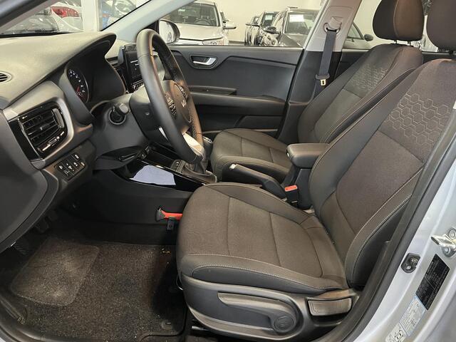 KIA RIO 1.0 T-GDi MHEV DynamicPlusLine | Slechts 4.299km gereden! | Mét trekhaak | Apple Carplay/Android Auto | Adaptive cruise control | Keyless | Achteruitrij camera | Parkeersensoren achter | Full map navigatie |