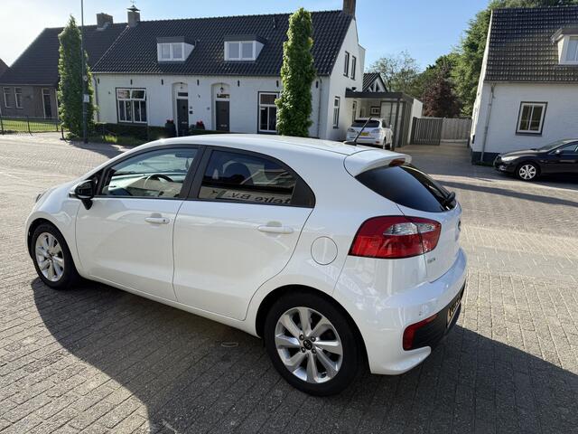 KIA RIO 1.2 CVVT ExecutiveLine achteruitrijcamera, Parkeersensoren achter, Centrale deurvergrendeling op afstand