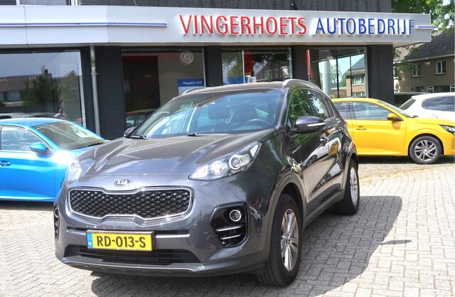 KIA SPORTAGE *** Tilburger Gezocht *** 1.6 GDI DynamicLine 130 Pk Benzine 4-Cilinders met 1.400 Kg Trekvermogen. * Navigatie * Trekhaak * DAB Radio * Achteruitrij Camera * Climate & Cruise Control * Hoge Zit *** Zéér nette Automobiel *** Vingerhoets: Vierde Generatie 