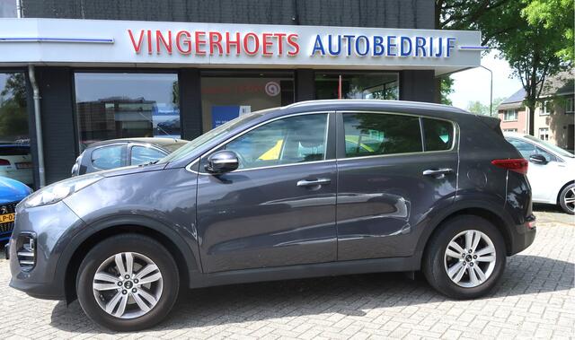 KIA SPORTAGE *** Tilburger Gezocht *** 1.6 GDI DynamicLine 130 Pk Benzine 4-Cilinders met 1.400 Kg Trekvermogen. * Navigatie * Trekhaak * DAB Radio * Achteruitrij Camera * Climate & Cruise Control * Hoge Zit *** Zéér nette Automobiel *** Vingerhoets: Vierde Generatie 