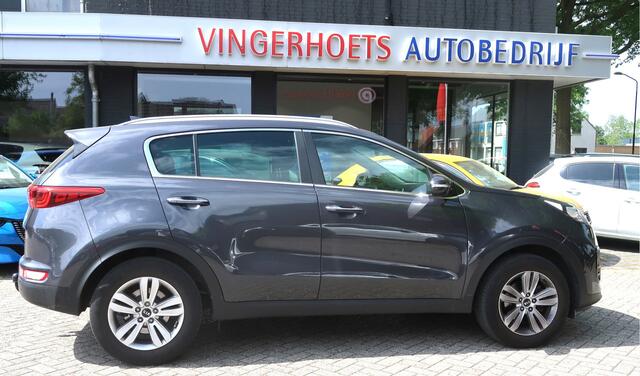 KIA SPORTAGE *** Tilburger Gezocht *** 1.6 GDI DynamicLine 130 Pk Benzine 4-Cilinders met 1.400 Kg Trekvermogen. * Navigatie * Trekhaak * DAB Radio * Achteruitrij Camera * Climate & Cruise Control * Hoge Zit *** Zéér nette Automobiel *** Vingerhoets: Vierde Generatie 