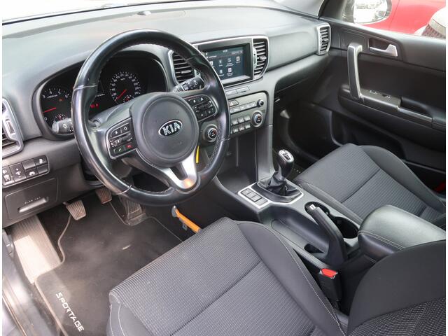 KIA SPORTAGE *** Tilburger Gezocht *** 1.6 GDI DynamicLine 130 Pk Benzine 4-Cilinders met 1.400 Kg Trekvermogen. * Navigatie * Trekhaak * DAB Radio * Achteruitrij Camera * Climate & Cruise Control * Hoge Zit *** Zéér nette Automobiel *** Vingerhoets: Vierde Generatie 