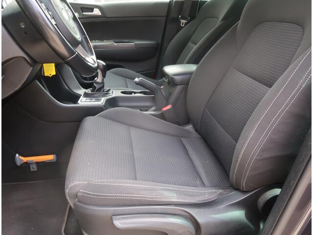 KIA SPORTAGE *** Tilburger Gezocht *** 1.6 GDI DynamicLine 130 Pk Benzine 4-Cilinders met 1.400 Kg Trekvermogen. * Navigatie * Trekhaak * DAB Radio * Achteruitrij Camera * Climate & Cruise Control * Hoge Zit *** Zéér nette Automobiel *** Vingerhoets: Vierde Generatie 