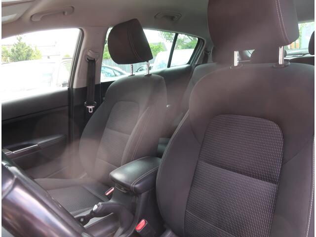 KIA SPORTAGE *** Tilburger Gezocht *** 1.6 GDI DynamicLine 130 Pk Benzine 4-Cilinders met 1.400 Kg Trekvermogen. * Navigatie * Trekhaak * DAB Radio * Achteruitrij Camera * Climate & Cruise Control * Hoge Zit *** Zéér nette Automobiel *** Vingerhoets: Vierde Generatie 