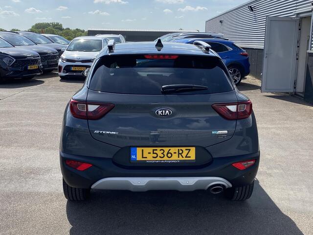 KIA Stonic 1.0 T-GDi MHEV DynamicPlusLine Automaat, 1e eign. NL-auto, Dealeronderhouden, Navigatie & CarPlay, parkeersensoren, achteruitrij camera, cruise control, keyless, two-tone uitvoering zwart dak