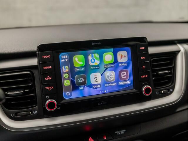 KIA Stonic 1.0 T-GDi DynamicLine (APPLE CARPLAY, NAVIGATIE, CRUISE, CAMERA, LM VELGEN, SPORTSTOELEN, PARKEERSENSOREN, CRUISE, NIEUWSTAAT)