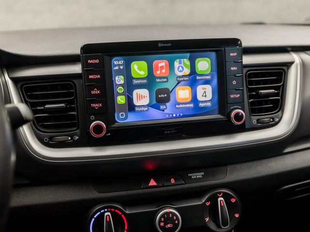 KIA Stonic 1.2 Sport (APPLE CARPLAY, NAVIGATIE, CAMERA, PARKEERSENSOREN, SPORTSTOELEN, CRUISE, LM VELGEN, TREKHAAK, NIEUWSTAAT)