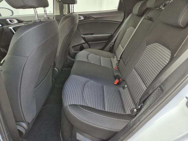 KIA Xceed 1.6 GDi PHEV Plug-in DynamicLine Facelift Automaat /7 jaar Fabrieksgarantie / Allseason Banden / Navigatie via Apple Carplay of Android Auto / Stuur- en Stoelverwarming / Adaptief CC / Trekgewicht 1300 kg / Achteruitrijcamera /