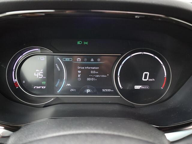 KIA e-Niro DynamicPlusLine 39 kWh | Automaat | Panorama dak | Multifunctioneel stuurwiel | Bluetooth | Spraakbediening | Automatische verlichting | Cruise control | Spiegelverwarming | Dab+ | Navigatie | Apple Carplay - Androidauto | Climate | Stoelverwarming | Stuu