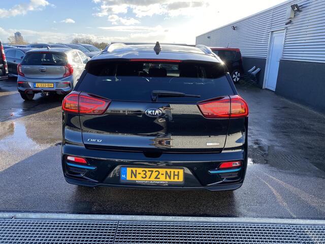 KIA e-Niro ExecutiveLine 64 kWh Elektr. schuifdak, seat memory, stoel- & stuurverwarming, 1e eign. Nieuw geleverd en dealeronderhouden, navigatie Apple CarPlay/Android Auto, parkeersensoren, dodehoek detectie, JBL, volop luxe!