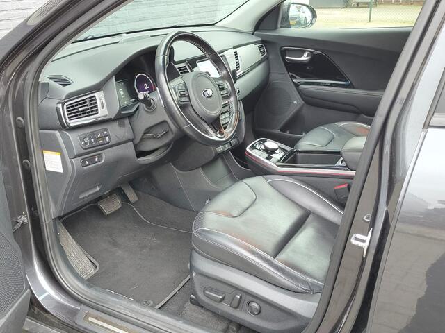 KIA e-Niro ExecutiveLine 64kWh Warmtepomp Leder Pdc Elek.Stoel+Memory Navi Ecc Camera Apple Carplay Android Auto Stoelverwarming+Koeling Stuurverwarming Lmv Privacy Glas DAB Vess Lane Assist Blind Spot 1e Eigenaar Origineel Nederlandse Auto Zeer compleet!