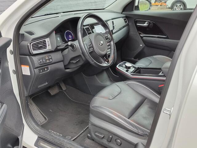 KIA e-Niro Executive 64kWh SOH 100% Leer Elek.Stoel+Memory Warmtepomp Pdc Navi Ecc Camera Apple Carplay Android Auto Stoelverwarming+Koeling Stuurverwarming Lmv Privacy Glas DAB Vess Lane Assist Blind Spot 1e Eigenaar Origineel Nederlandse Auto Zeer compleet!