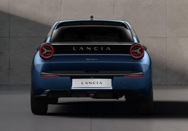 Lancia YPSILON Edizione Cassina Limitata 51 kWh 156PK | Stoelverwarming | Adaptive cruise | Camera | Direct Leverbaar