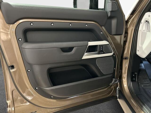 Land Rover DEFENDER 3.0 D250 110 MHEV SE Grijs Kenteken ACC Trekhaak Luchtvering Panoramadak Leder Memory