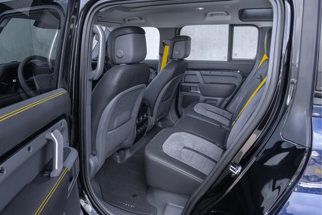 Land Rover DEFENDER 110 2.0 P300e 110 X-Dynamic HSE Urban Wide Track Ferrari Blue Swaters Paint & Full Custom Interior | Stoelverwarming | Stoelverkoeling | Stuurverwarming | Pano | HUD