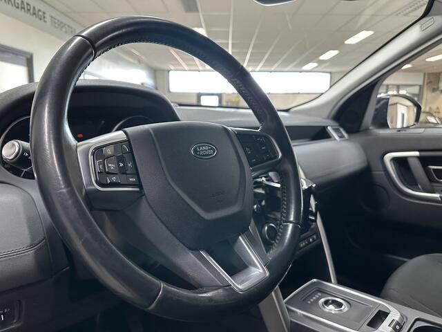 Land Rover DISCOVERY SPORT 2.0 TD4 SE/ Automaat!/ Trekhaak/ Lane-Assist./ Navi/ Clima/ Cruise/ Elek. pakket/ Bluetooth/ Multi. LEDER. Stuur/ 17'' LMV/ Extra getint glas/ PDC.