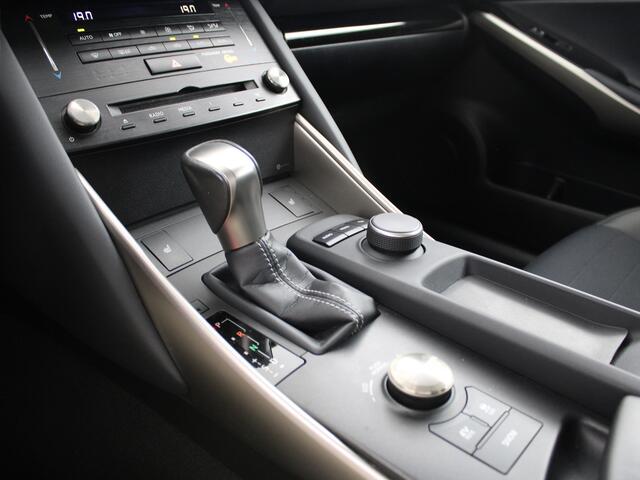 Lexus IS 300h Hybrid Business Line | Lexus Navigatie | Half Leer | Stoelverwarming | LED koplampen | Park Assist |