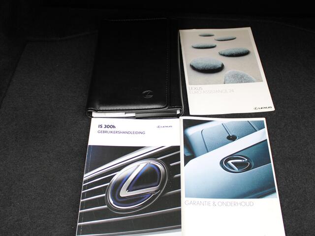 Lexus IS 300h Hybrid Business Line | Lexus Navigatie | Half Leer | Stoelverwarming | LED koplampen | Park Assist |