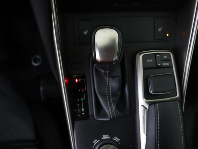 Lexus IS 300h Hybrid Business Line Pro | Premium Navigatie | Safety System | Quad LED |