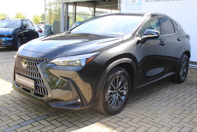 Lexus NX 450h+ AWD Luxury Line | Afneembare trekhaak | Stoel/stuur verwarming | Elektrisch verstelbare stoelen | Achteruitrijcamera | Adaptive cruise controle | Lane assist | Elektrische kofferbakklep | Elektrisch verstelbaar stuurwiel | Navigatie | Apple CarPlay/