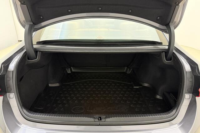 Lexus RC 300h F Sport Premium Hybride | Automaat | VOL opties | Mark Levinson | Lederen bekleding | Stoel/stuurverwarming | Schuif/kantel dak | Cruise Control | Navigatie | 1e eigenaar