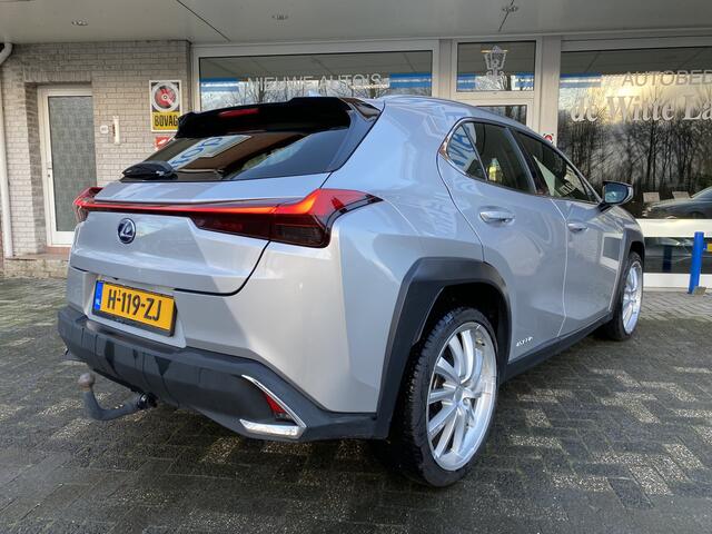 Lexus Ux 250h Business Line 250h Business Line 20 Inch BROCK Velgen/Cruise Contr. Adaptief/Navigatie Fulllmap/Achteruitrijcamera/ Led verl./ Elektr. verst.b. verwarmde buitenspiegels/ Afneemb. Trekhaak// Dakrail/Apple Carplay/ Climate CON