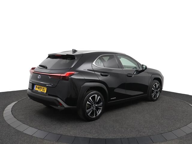 Lexus Ux 250h Preference Line | 18 Inch Lichtmetalen velgen | Blind Spot Monitor | Privacy Glass