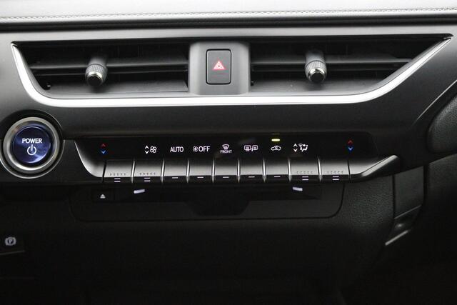 Lexus Ux 250h Preference Line | 18 Inch Lichtmetalen velgen | Blind Spot Monitor | Privacy Glass