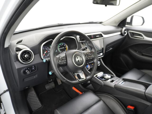 MG ZS MG EV Luxury 45kWh Leer+elektr. Pano-dak Adaptive-Cr. Camera Navi Airco Apple Carplay Android Auto Stoelverwarming Lmv 17" DAB+ MG Pilot Lane Assist Bluetooth Led 1e Eigenaar Origineel Nederlandse Auto