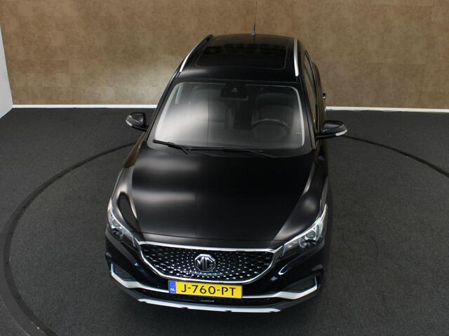 MG ZS EV Luxury 45 kWh - ORIGINEEL NEDERLANDSE AUTO - SOH 92.6%! - ELEKTRISCH PANORAMADAK - LEDEREN BEKLEDING - CRUISE CONTROL ADAPTIEF - KEYLESS ENTRY & START - DODEHOEKDETECTIE - ACHTERUITRIJCAMERA - VOORSTOELEN VERWARMD - ELEKTRISCH VERSTELBARE BESTUURDERSS