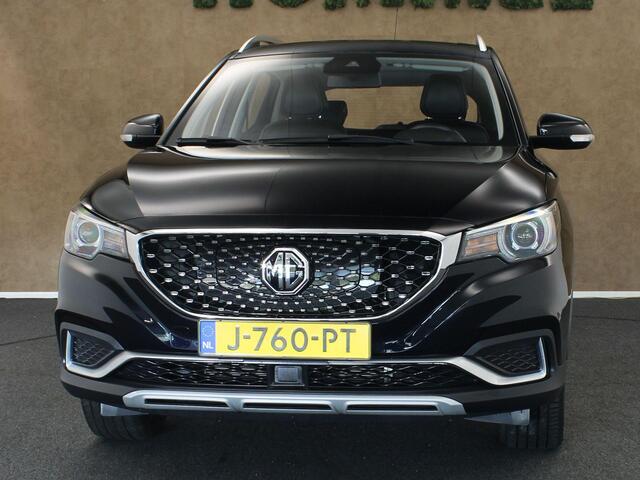 MG ZS EV Luxury 45 kWh - ORIGINEEL NEDERLANDSE AUTO - SOH 92.6%! - ELEKTRISCH PANORAMADAK - LEDEREN BEKLEDING - CRUISE CONTROL ADAPTIEF - KEYLESS ENTRY & START - DODEHOEKDETECTIE - ACHTERUITRIJCAMERA - VOORSTOELEN VERWARMD - ELEKTRISCH VERSTELBARE BESTUURDERSS