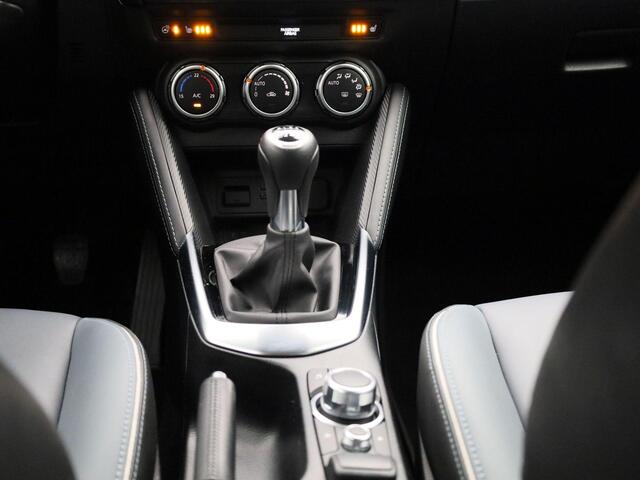 Mazda 2 1.5 90Pk Skyactiv-G Signature | Navigatie | Climate Control | Cruise Control Adaptief | Stoel- en Stuurwiel Verwarming | Apple Carplay/Android Auto | Lichtmetalen Velgen | Head-up Display | Parkeersensoren rondom incl. Camera | Keyless | Bekleding Leder/