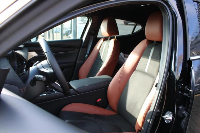 Mazda 3 HB 2.0 e-SkyActiv-X 186 M Hybrid Nagisa , Demovoordeel ¤3.740,-, Bruin Leder, Bose, Navi, Adap.Cruise, Clima, Apple Carplay, Camera, PDC, HUD, Stoelverwarming, 18" LMV