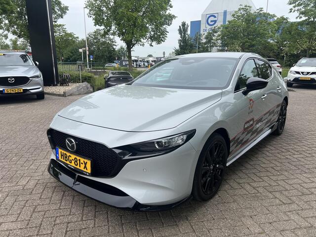 Mazda 3 2.5 e-SkyActiv-G M Hybrid 140 Homura | AEROPAKKET | APPLE CARPLAY | DODEHOEKDETECTIE | ADAPTIEF CRUISE CONTROL | HEAD UP | 18 INCH LM | DEMO | *6 JAAR FABRIEKSGARANTIE |