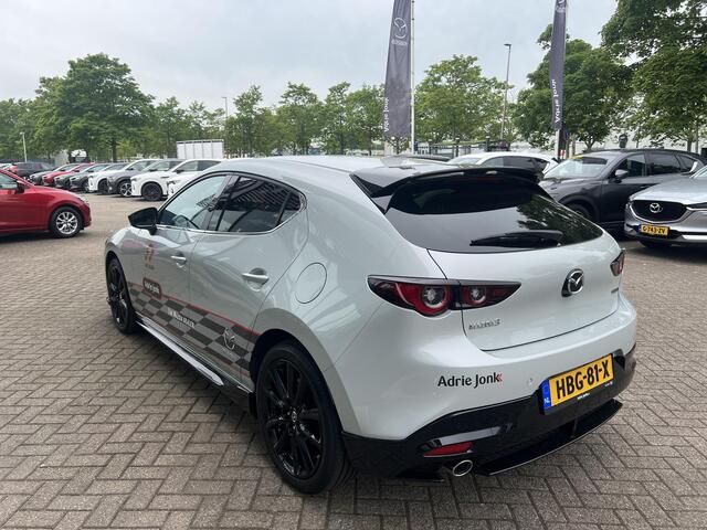 Mazda 3 2.5 e-SkyActiv-G M Hybrid 140 Homura | AEROPAKKET | APPLE CARPLAY | DODEHOEKDETECTIE | ADAPTIEF CRUISE CONTROL | HEAD UP | 18 INCH LM | DEMO | *6 JAAR FABRIEKSGARANTIE |