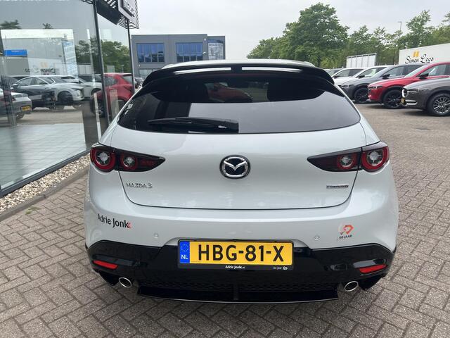 Mazda 3 2.5 e-SkyActiv-G M Hybrid 140 Homura | AEROPAKKET | APPLE CARPLAY | DODEHOEKDETECTIE | ADAPTIEF CRUISE CONTROL | HEAD UP | 18 INCH LM | DEMO | *6 JAAR FABRIEKSGARANTIE |